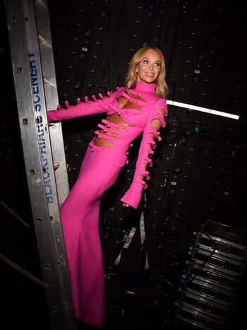 Amanda holden  page leaked private photo uncensored HD quality