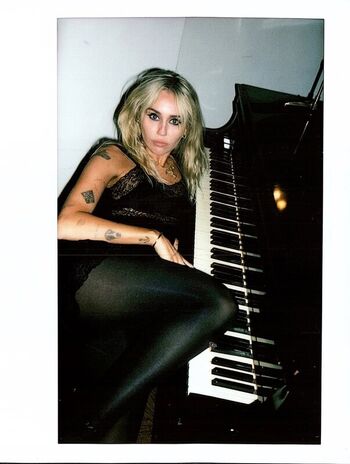 Miley cyrus leaked private photo uncensored HD quality